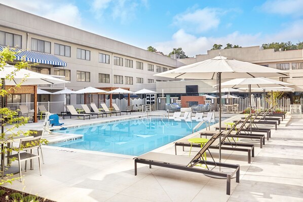 Outdoor pool, pool loungers