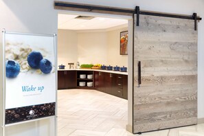 Breakfast, lunch and dinner served - DoubleTree Suites by Hilton Nashville Airport (Nashville)