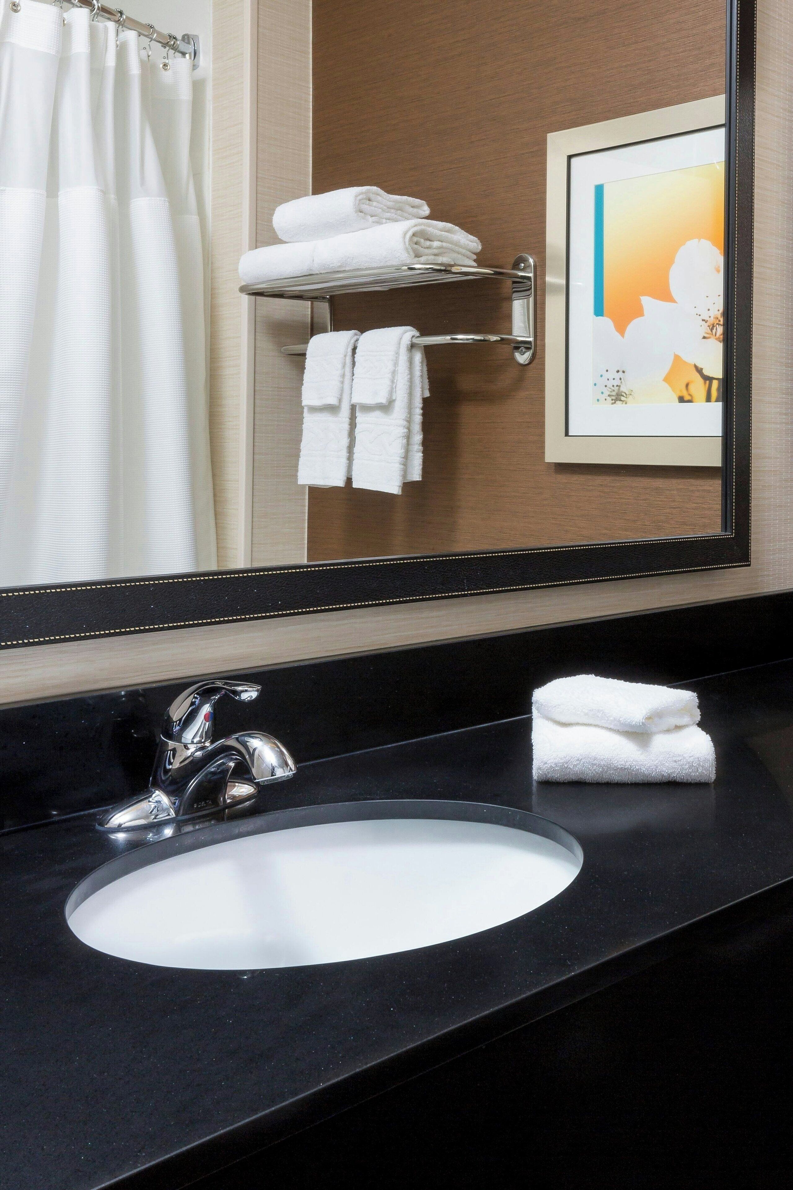 combined shower/bathtub, hair dryer, towels