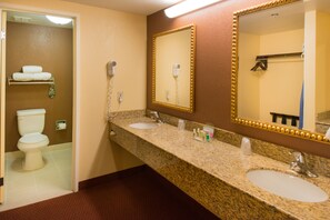 A bathroom with two sinks, a mirror, and a toilet. - GreenTree Hotel Phoenix West (Phoenix)