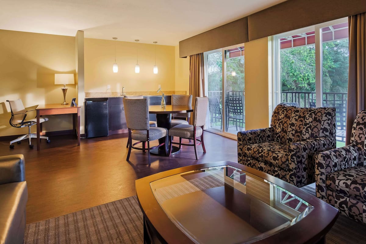 Suite, 1 cama King size, balcón, vista al campo de golf (Living Room) | Área de sala de estar | Televisión de pantalla plana de 50 pulgadas con canales por cable