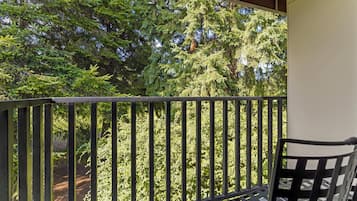 Chambre Standard, 1 grand lit, réfrigérateur, vue sur le terrain de golf | Commodité de la chambre