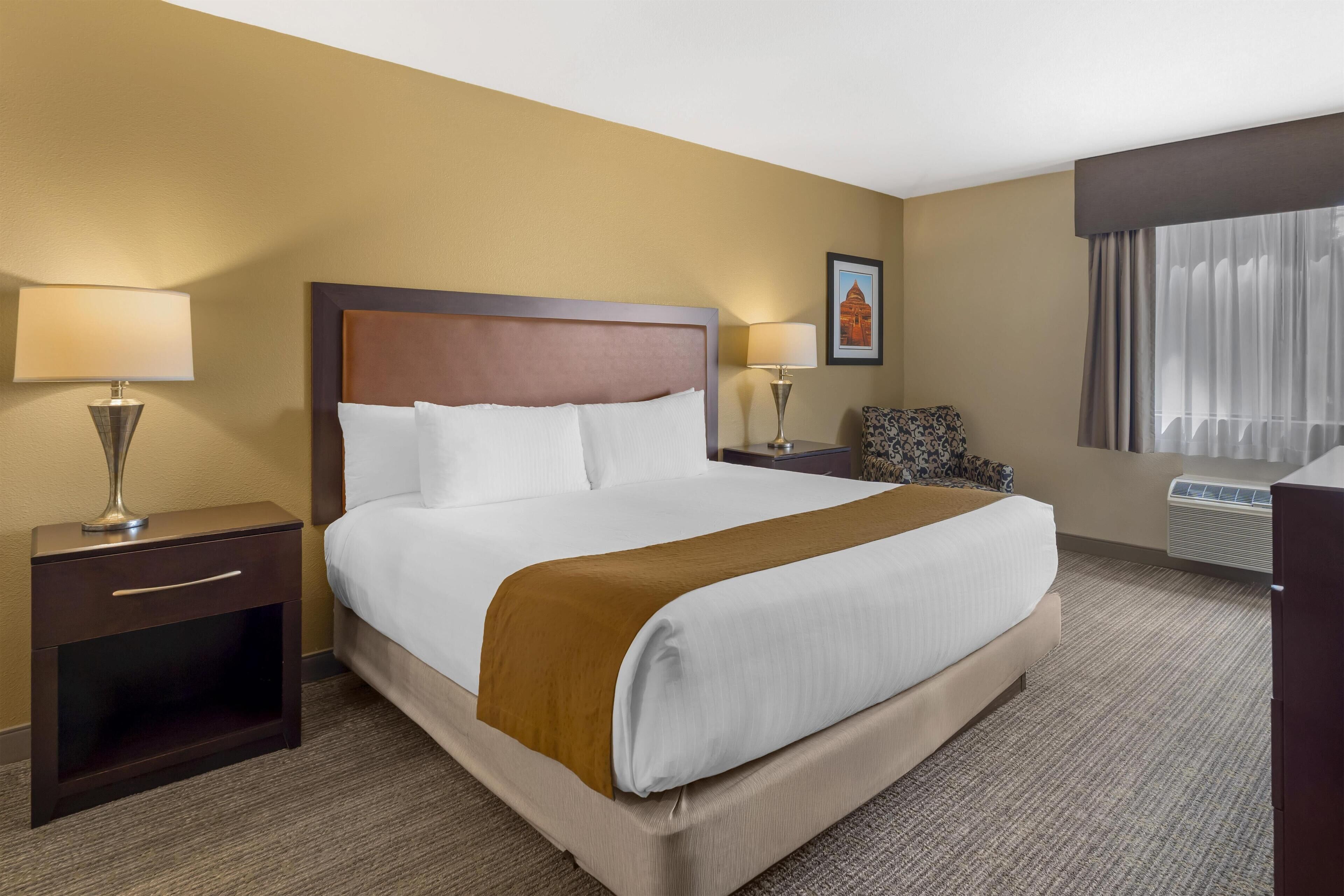 Suite, 1 King Bed, Refrigerator & Microwave, Golf View (Living Room) | Premium bedding, desk, laptop workspace, iron/ironing board