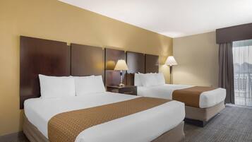 標準客房, 2 張加大雙人床, 露台, 高球場景 | 高級寢具、書桌、手提電腦工作空間、熨斗/熨衫板