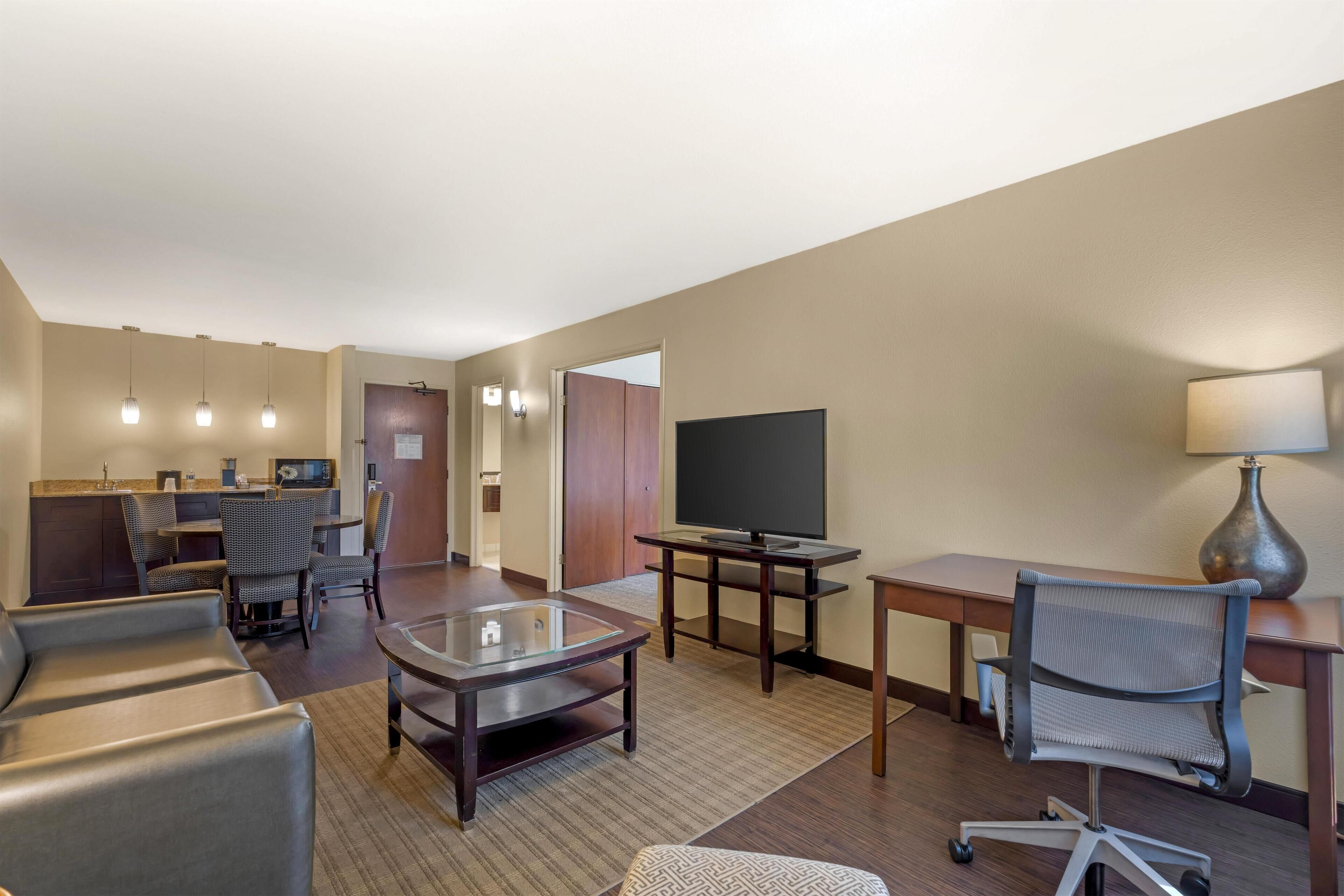 Photo - Best Western Plus Plaza by the Green