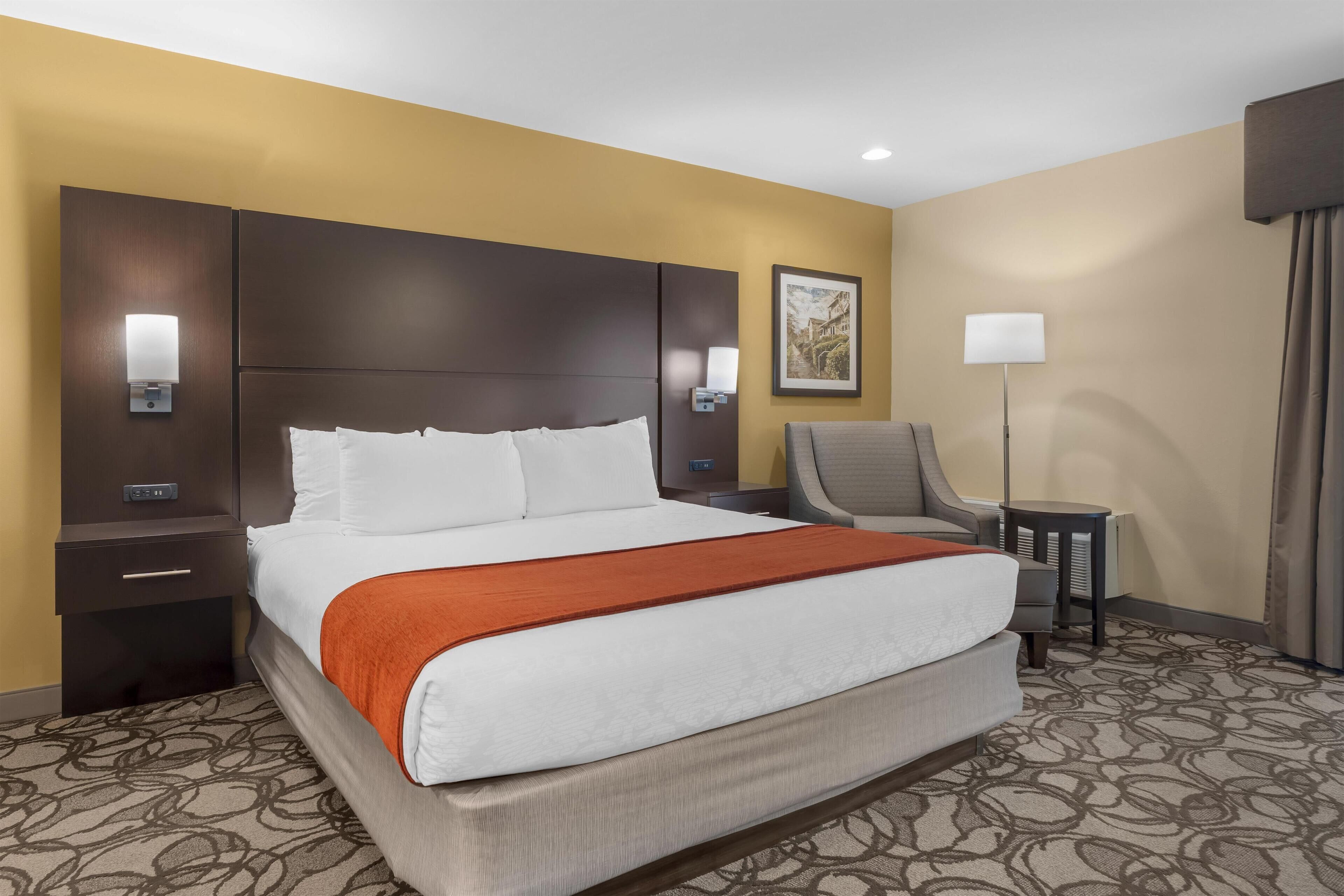 Standard Room, 1 King Bed, Non Smoking, Balcony | Premium bedding, desk, laptop workspace, iron/ironing board