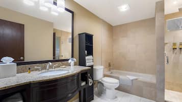 Svit - 1 kingsize-säng - kylskåp och mikrovågsugn - utsikt mot golfbanan (Living Room) | Badrum | Badkar/dusch, gratis toalettartiklar, hårtork och handdukar