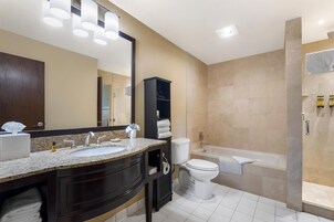 Bañera con ducha, artículos de tocador gratuitos, secador de pelo