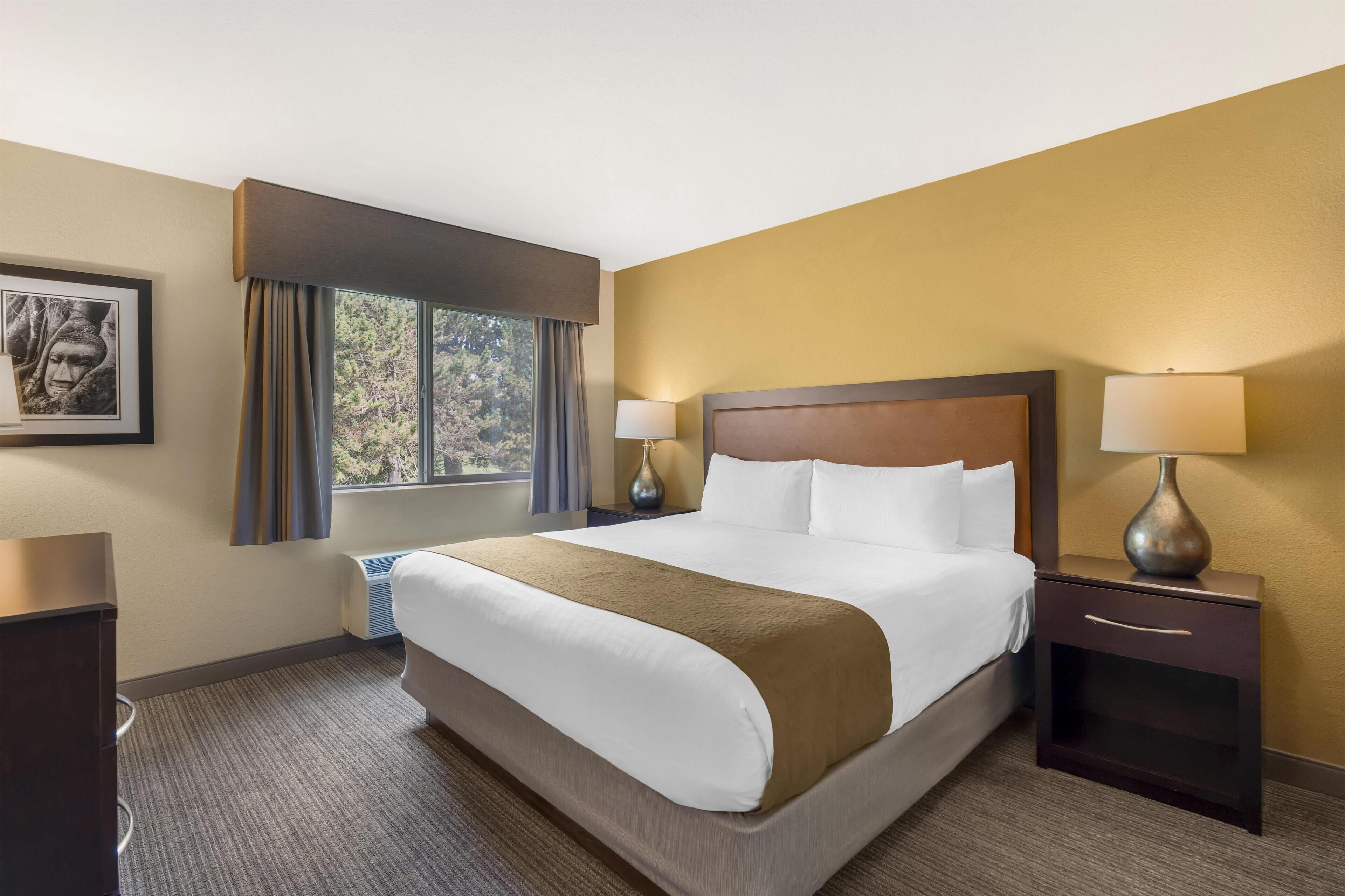 Suite, 1 King Bed, Balcony, Golf View (Living Room) | Premium bedding, desk, laptop workspace, iron/ironing board