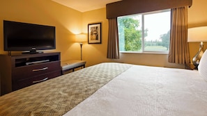 Phòng Suite, 1 giường cỡ king, ban công, quang cảnh sân golf (Living Room) | Bộ đồ giường cao cấp, bàn, khu vực làm việc phù hợp cho laptop