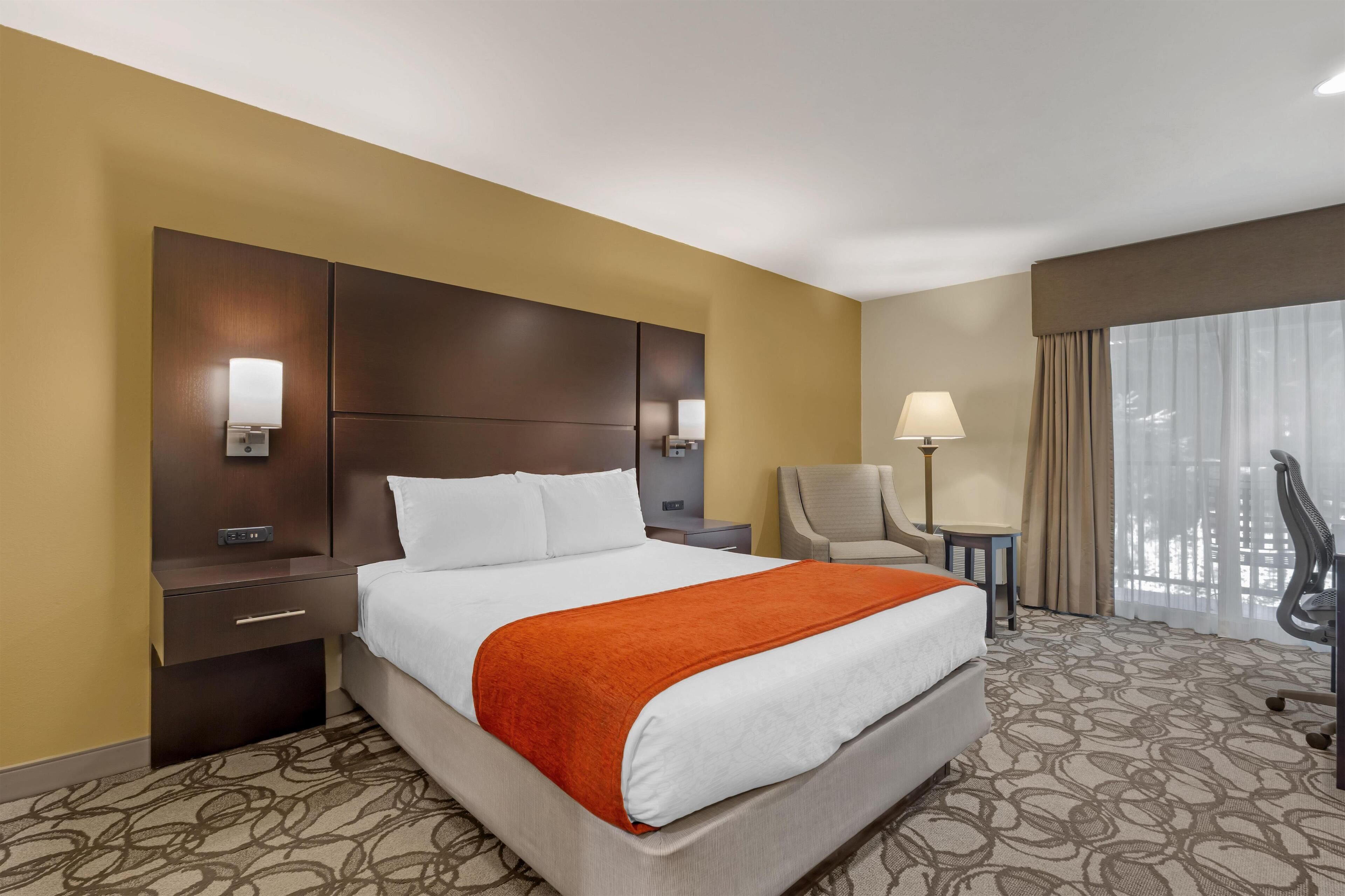 Standard Room, 1 Queen Bed, Refrigerator, Golf View | Premium bedding, desk, laptop workspace, iron/ironing board