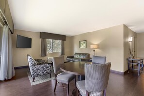 Suite, 1 King Bed, Balcony, Golf View (Living Room) | Premium bedding, desk, laptop workspace, iron/ironing board
