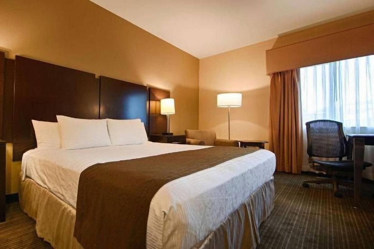 Luxe beddengoed, een bureau, een laptopwerkplek