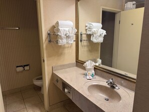 Suite, 2 camas Queen size, para no fumadores | Baño | Tina con regadera, amenidades de baño gratuitas, secadora de cabello 