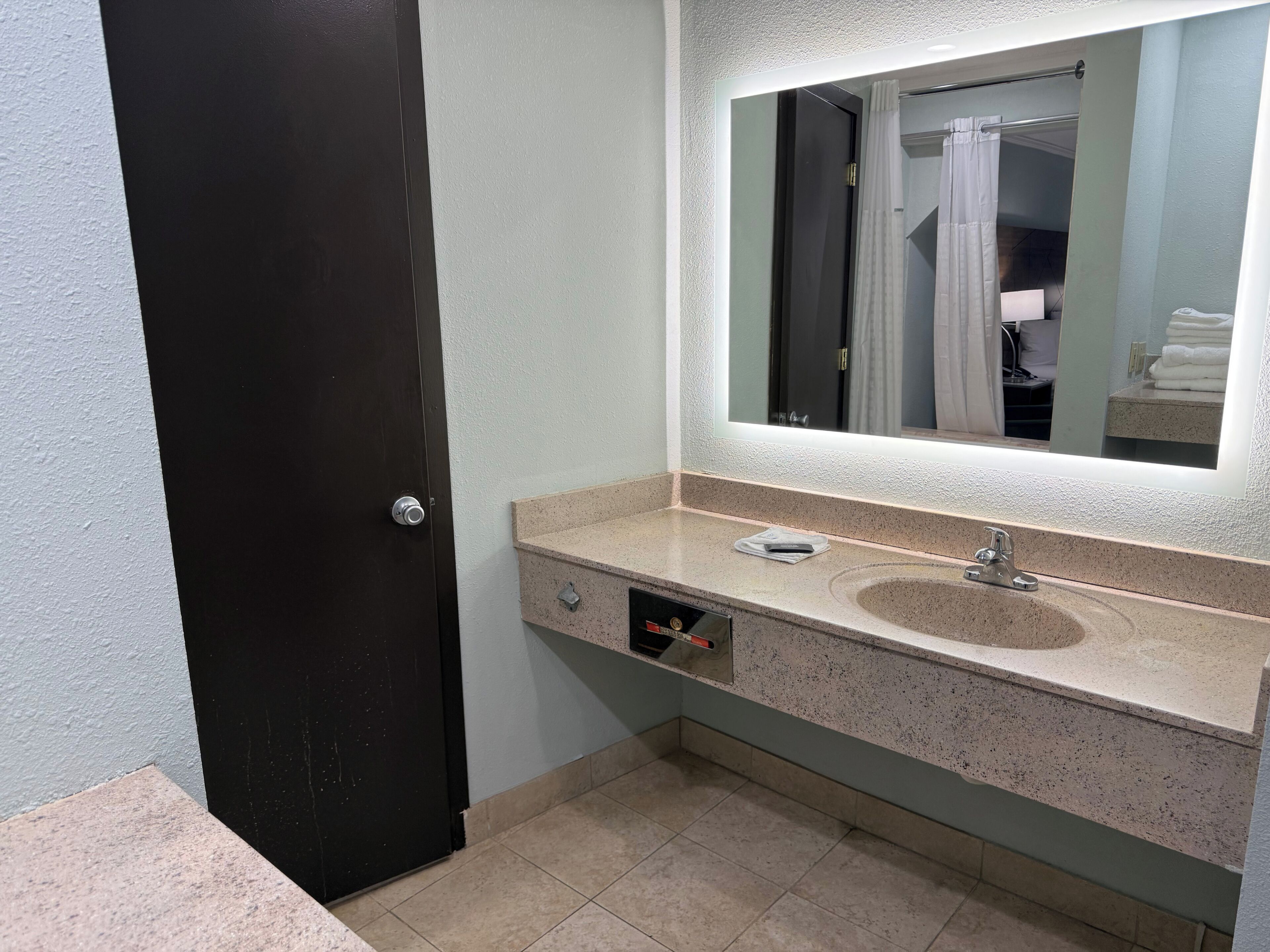 Ducha y bañera combinadas y artículos de higiene personal gratuitos