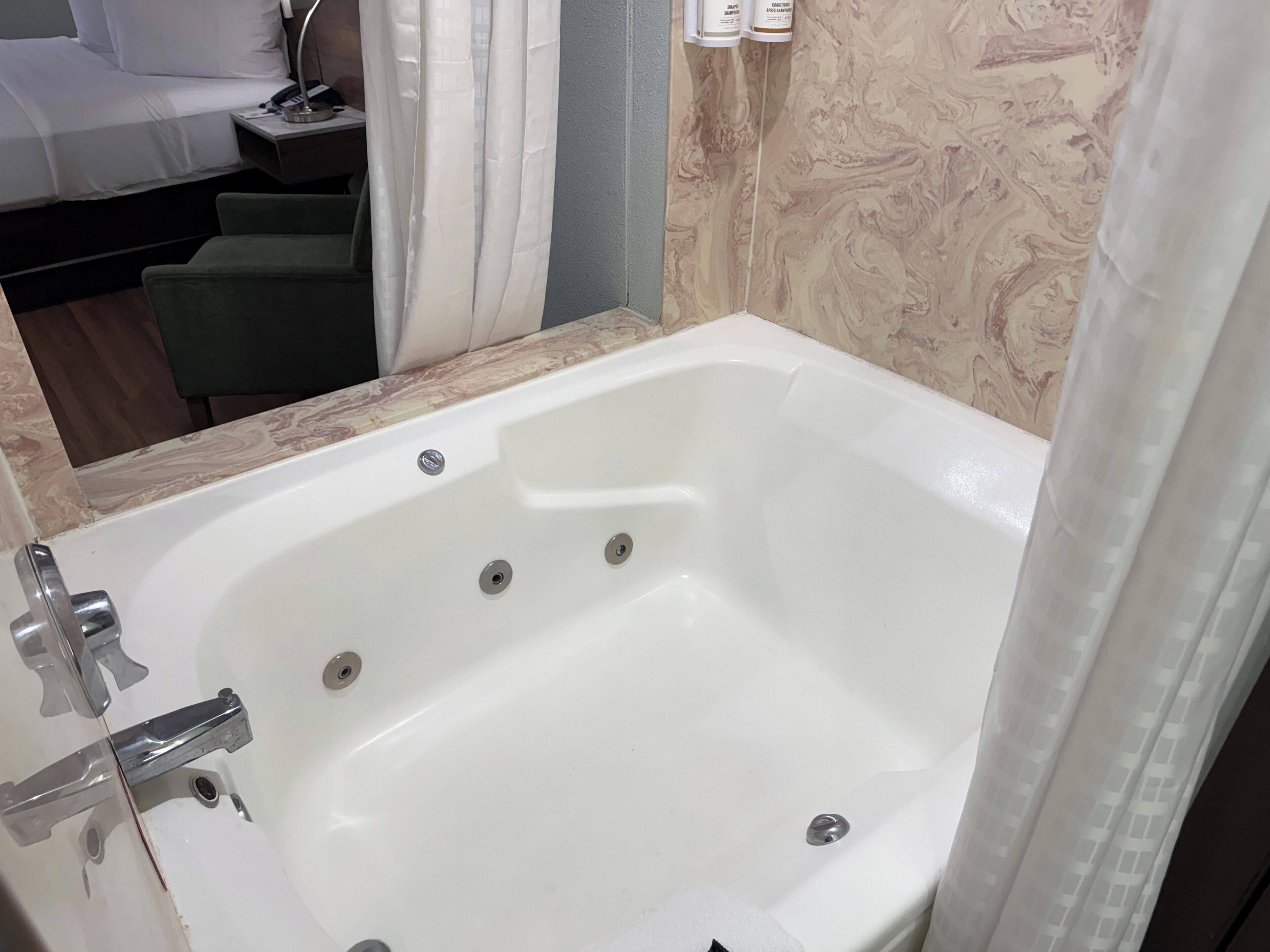 Combined shower/tub, free toiletries, hair dryer, towels
