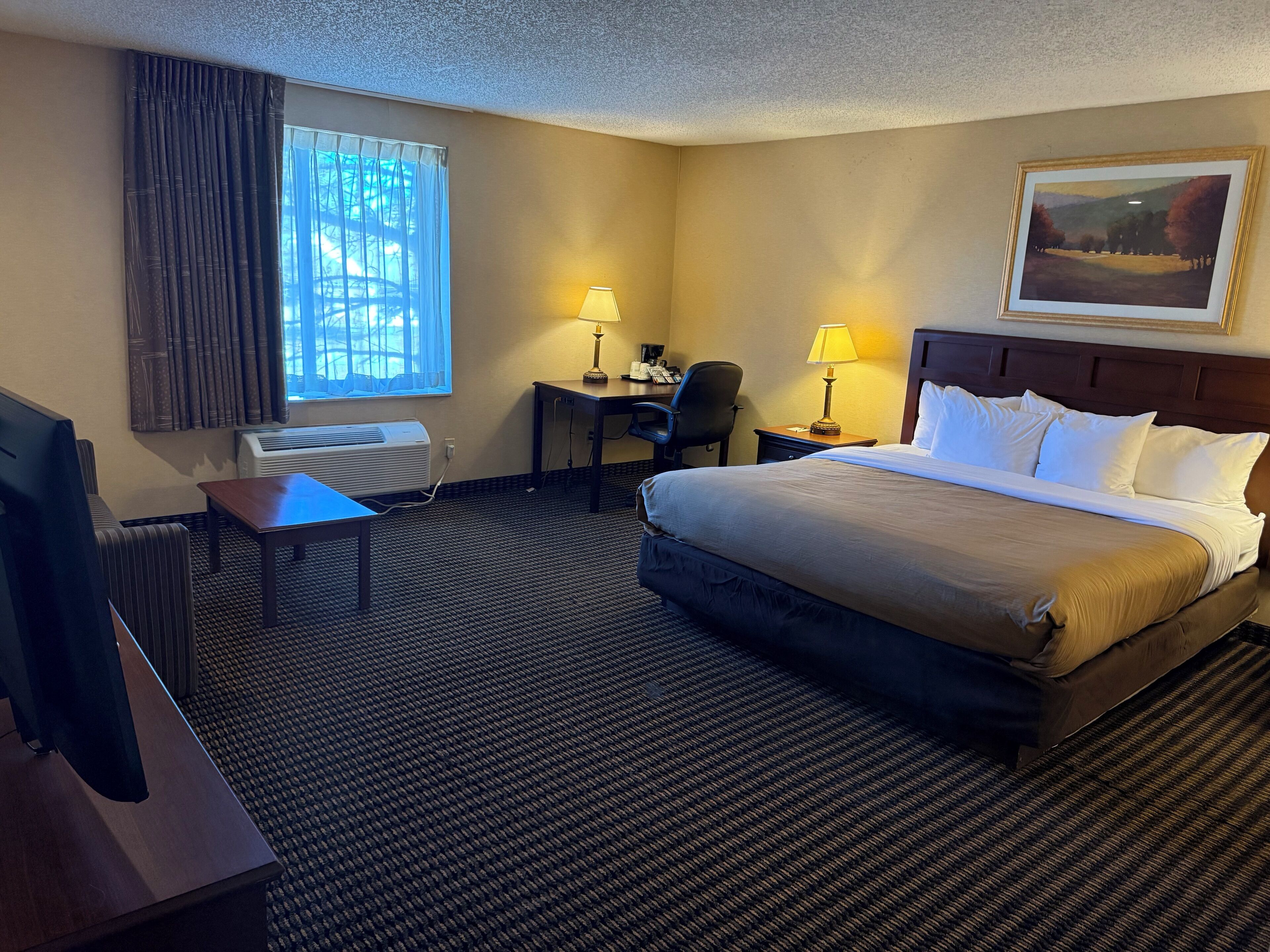 Een strijkplank/strijkijzer, gratis wifi, beddengoed