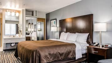 เตียงพร้อมฟูกเสริมที่นอน, โต๊ะทำงาน, ผ้าม่านกันแสง, เตารีด/โต๊ะรีดผ้า