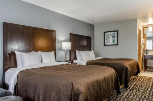 Camas con pillow-top, escritorio y cortinas blackout 