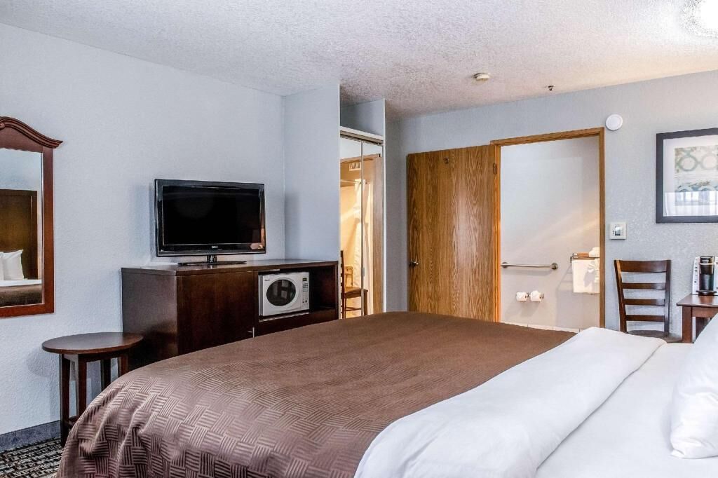 Camas con pillow-top, escritorio y cortinas blackout 