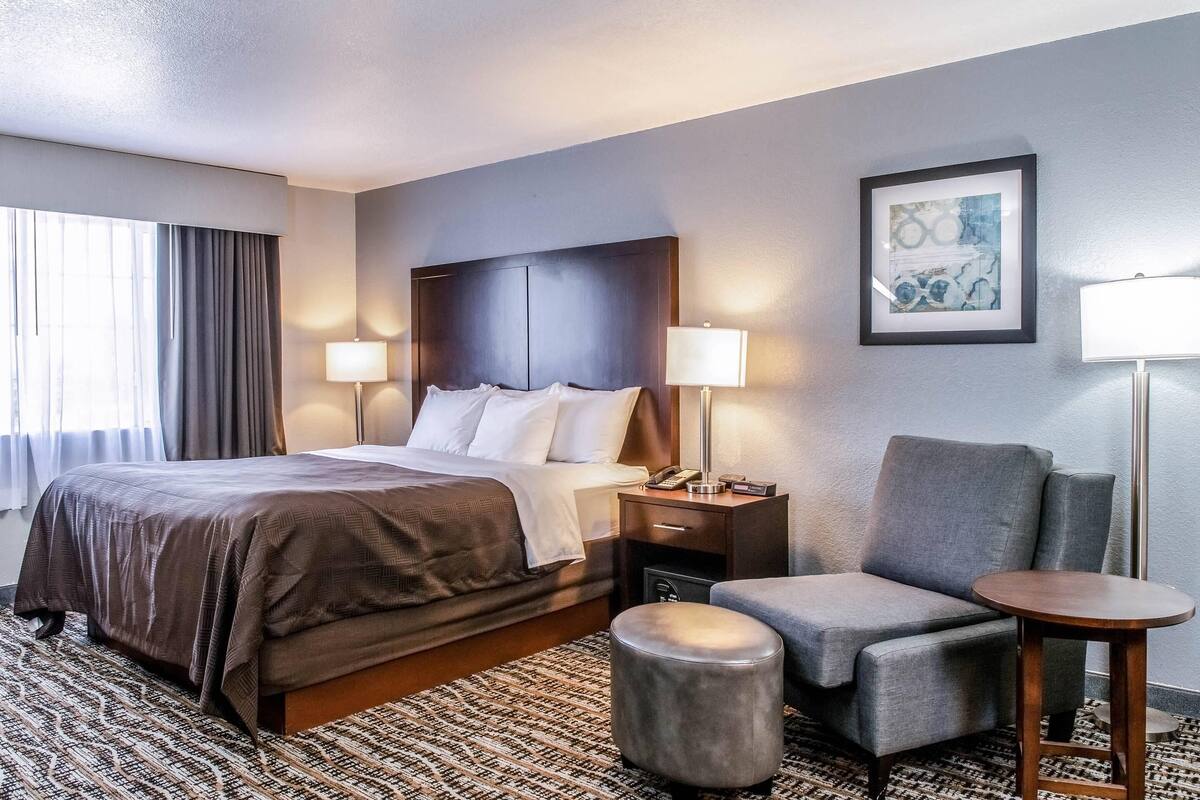 Suite, 1 très grand lit, non-fumeur, bain à remous