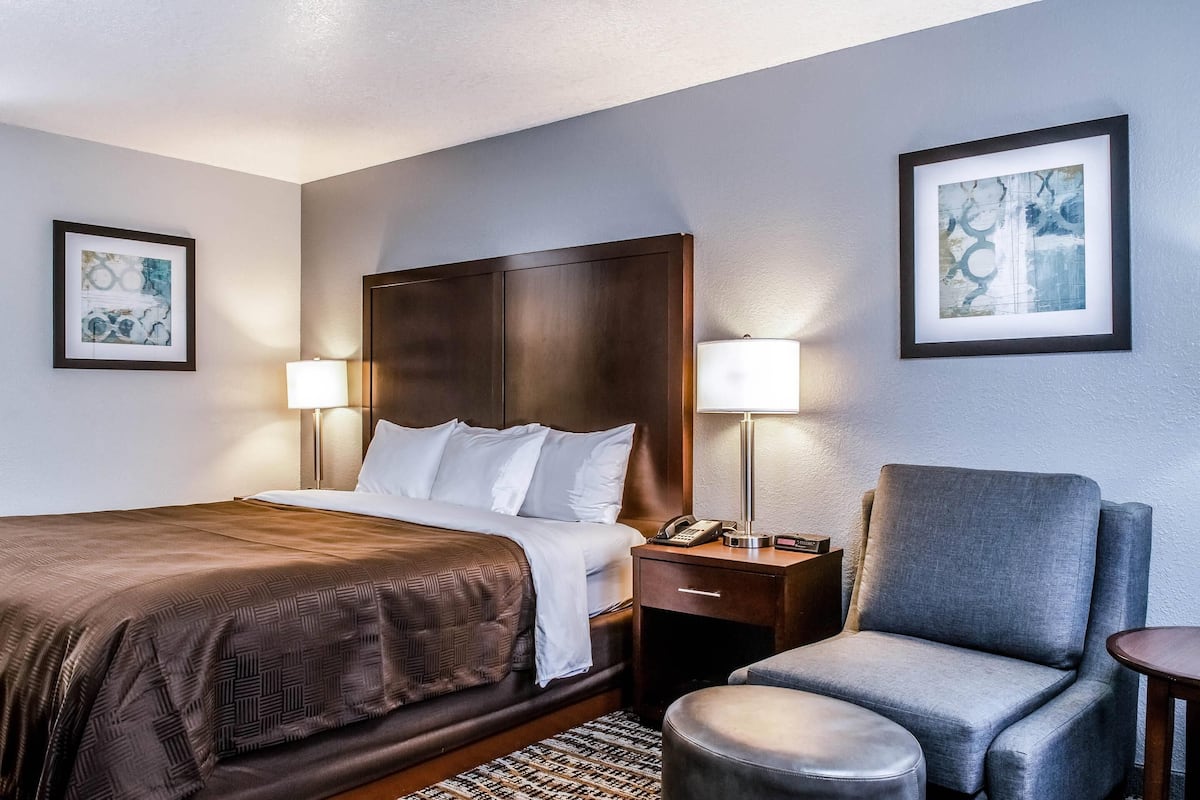 Lit avec matelas Ă plateau-coussin, bureau, rideaux dâobscurcissement