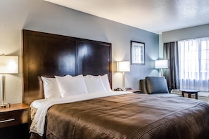 Camas con pillow-top, escritorio y cortinas blackout