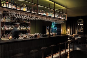 Bar (trong khuôn viên)