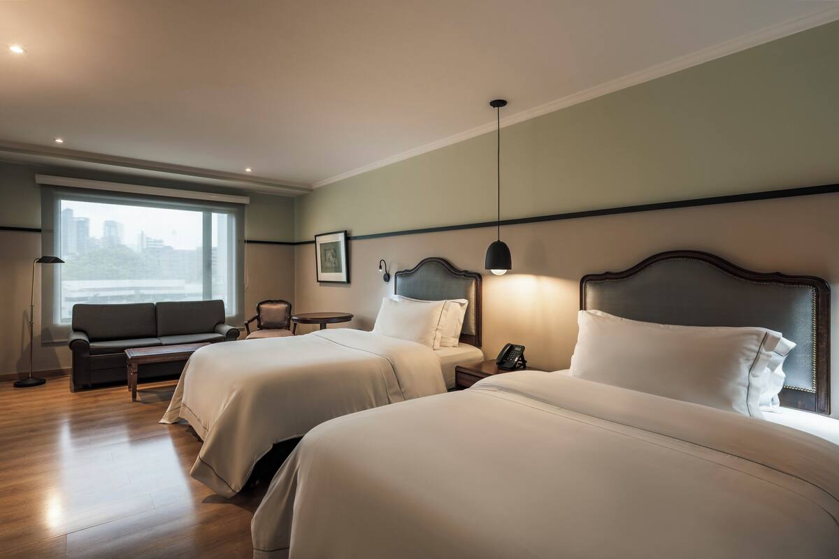 Sengetøy av topp kvalitet, minibar, safe på rommet og skrivebord