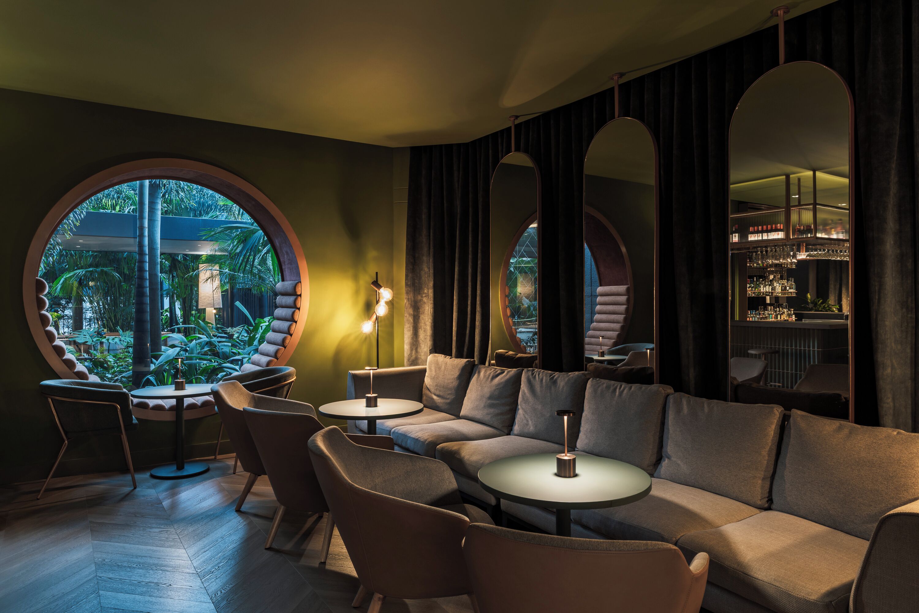 Aperto a colazione, pranzo e cena, cucina internazionale 