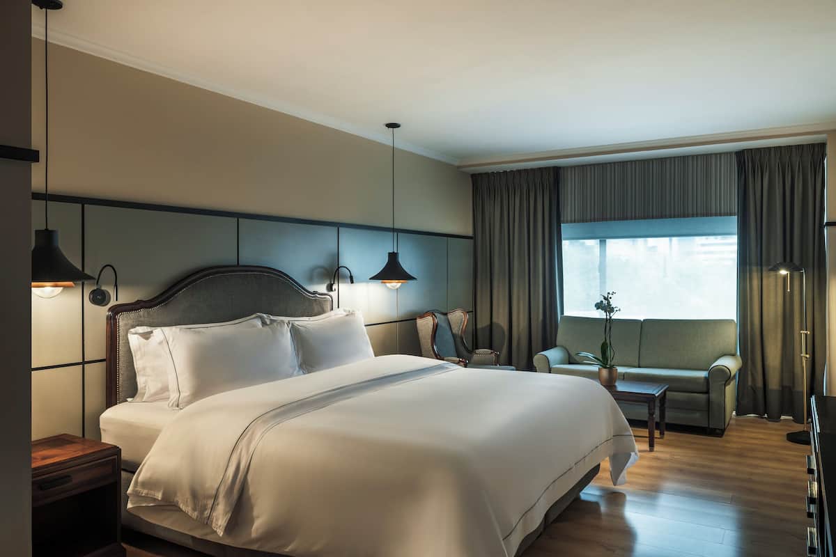 Executive Room, 1 Queen Bed | Premium bedding, minibar, in-room safe, desk