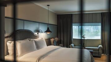 Executive Room, 1 Queen Bed | Premium bedding, minibar, in-room safe, desk