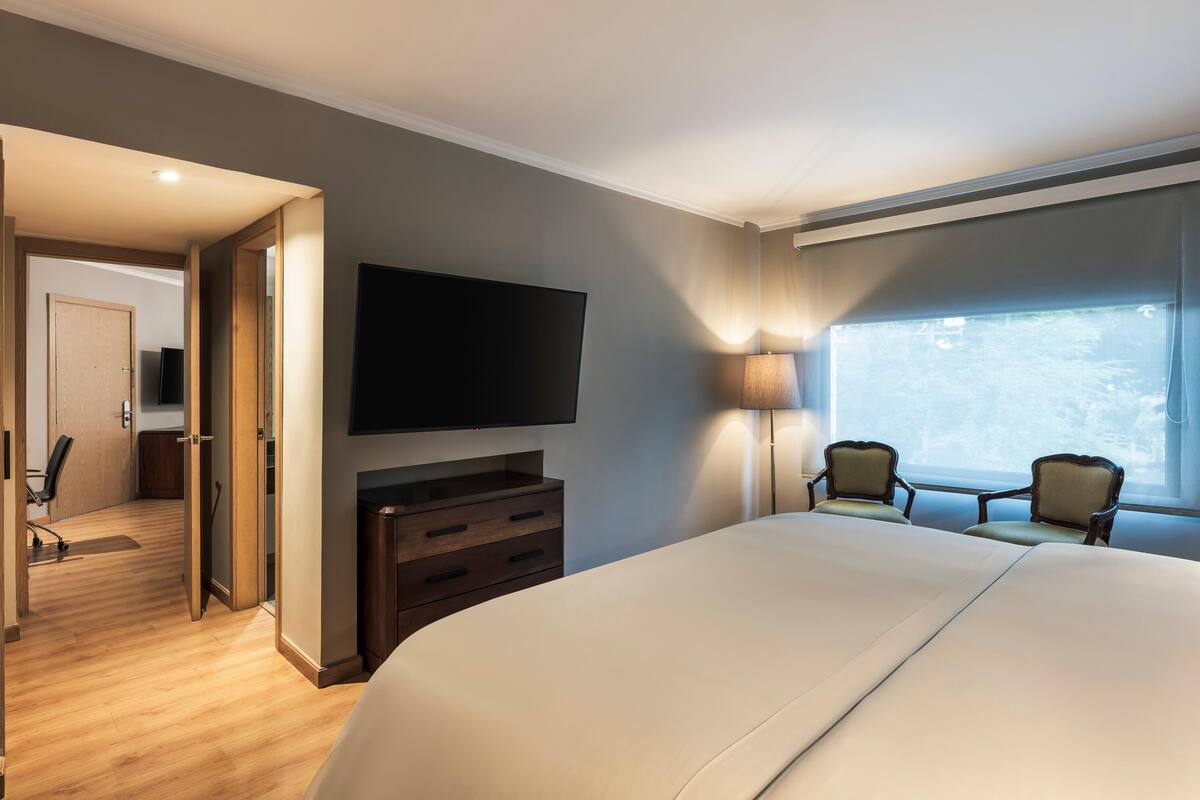 Premium bedding, minibar, in-room safe, desk