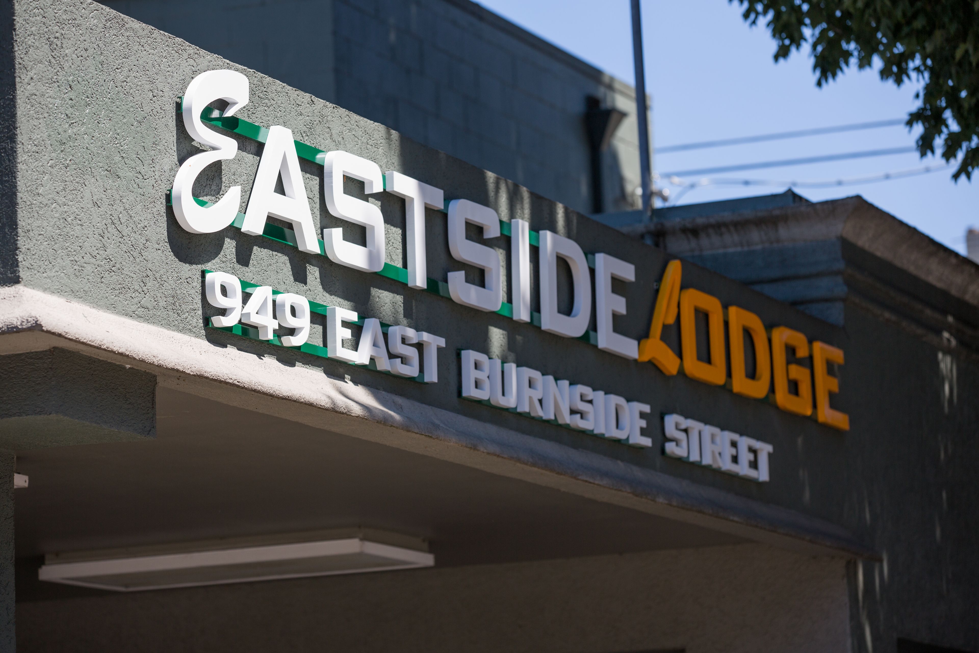 Placa para Eastside Lodge na Rua East Burnside, número 949.