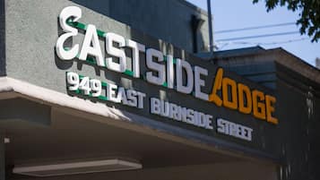 Placa para Eastside Lodge na Rua East Burnside, número 949.