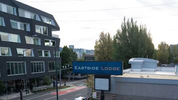 Señal de Eastside Lodge, con un edificio moderno al fondo.