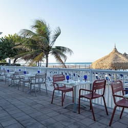 6 restaurants, breakfast, lunch, dinner served; seafood