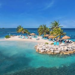 Private beach, white sand, sun loungers, beach towels
