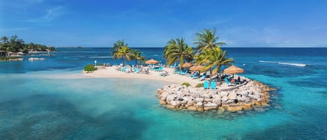 Private beach, white sand, sun loungers, beach towels