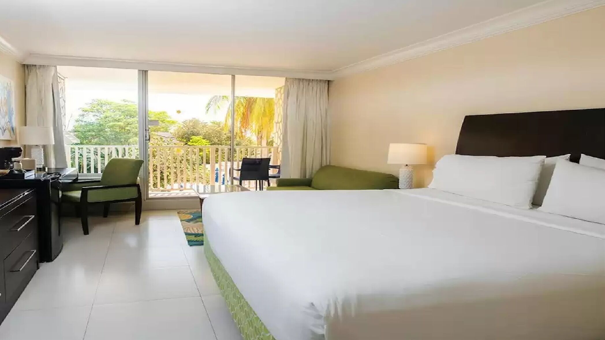 Minibar, caja de seguridad en la habitación y escritorio 