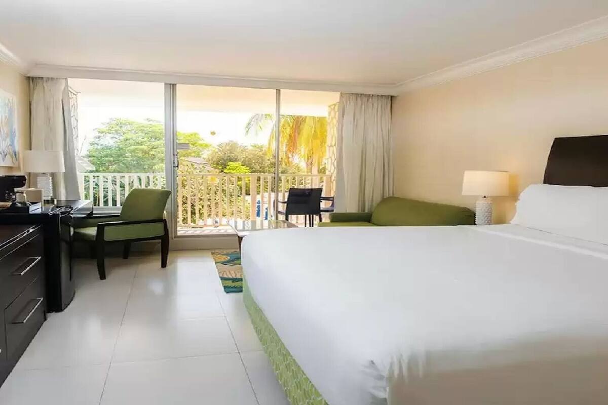 Minibar, caja de seguridad en la habitación y escritorio