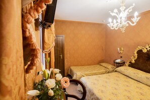 Tripla Classic | Biancheria da letto di alta qualità, copriletto in piuma, minibar