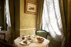 Colazione continentale, servita tutte le mattine (10 EUR a persona) 
