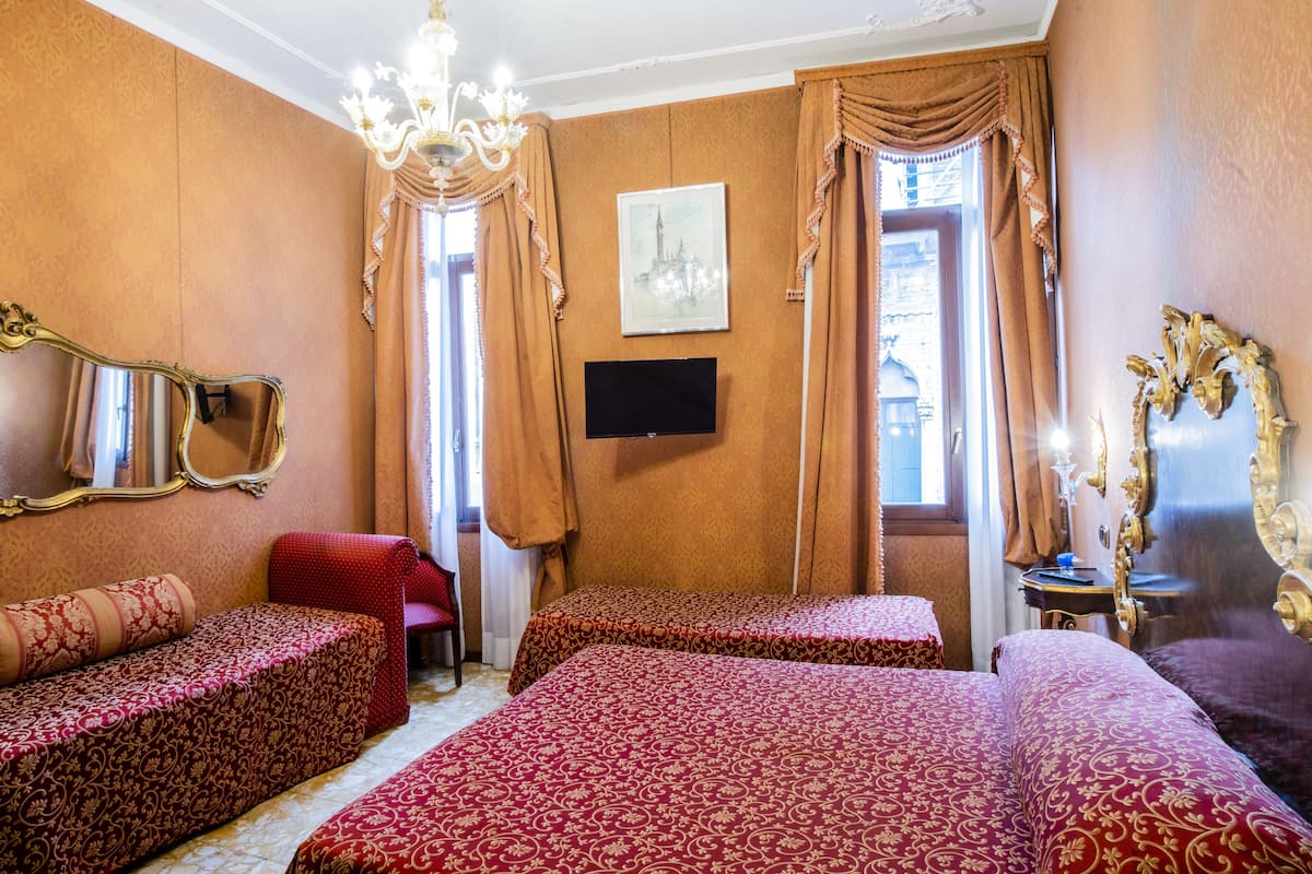 Classic-Vierbettzimmer | Hochwertige Bettwaren, Daunenbettdecken, Minibar, Zimmersafe