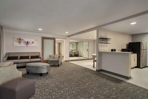 Suite, 1 Schlafzimmer | Wohnbereich | 49-Zoll-LCD-Fernseher mit Kabelempfang, Fernseher, iPod-Dockingstation
