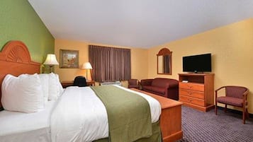 Une chambre d’hôtel comprenant un lit, un bureau, une chaise, une télévision et une commode.
