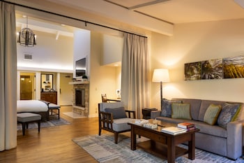 Bungalow Superior Suite | Premium bedding, pillowtop beds, in-room safe, desk at The Quail