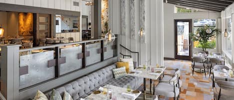 2 restaurants, spécialités Cuisine californienne