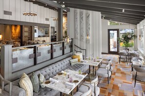 2 restaurants, serveren ontbijt, lunch, diner, Californische gerechten