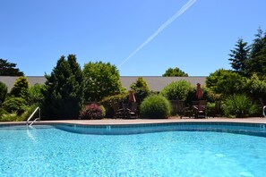 Una piscina al aire libre de temporada